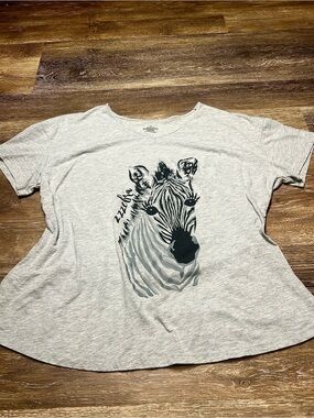 Y2K Zebra Graphic Gray V-Neck Tee XL 🦓